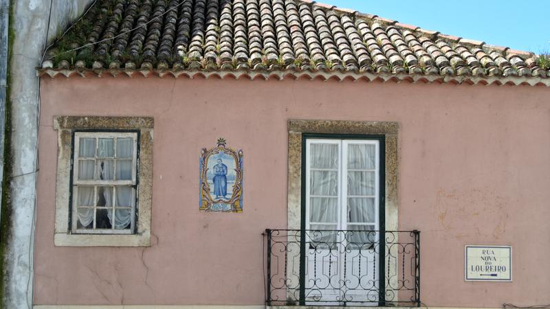Parue dans : Lisbonne d'un mur à l'autre