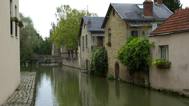 Parue dans : Chartres