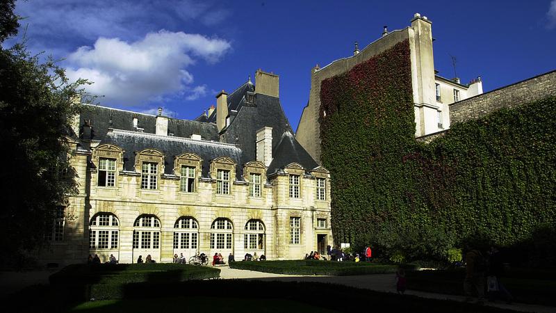 Parue dans : Paris