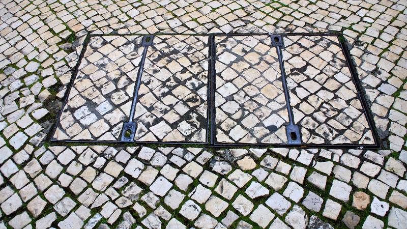 Parue dans : Lisbonne d'un mur à l'autre