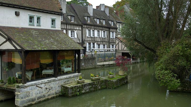 Parue dans : Chartres